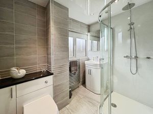 Shower room- click for photo gallery
